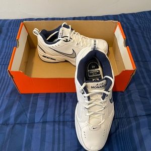 Nike Air Monarch size 9 4E